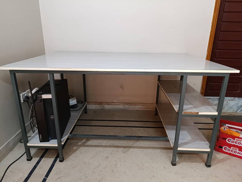Computer/Office table 5ft by 3ft condition 9/10 0