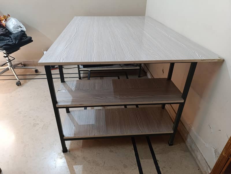 Computer/Office table 5ft by 3ft condition 9/10 1