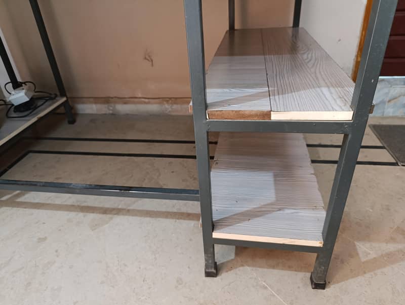 Computer/Office table 5ft by 3ft condition 9/10 3