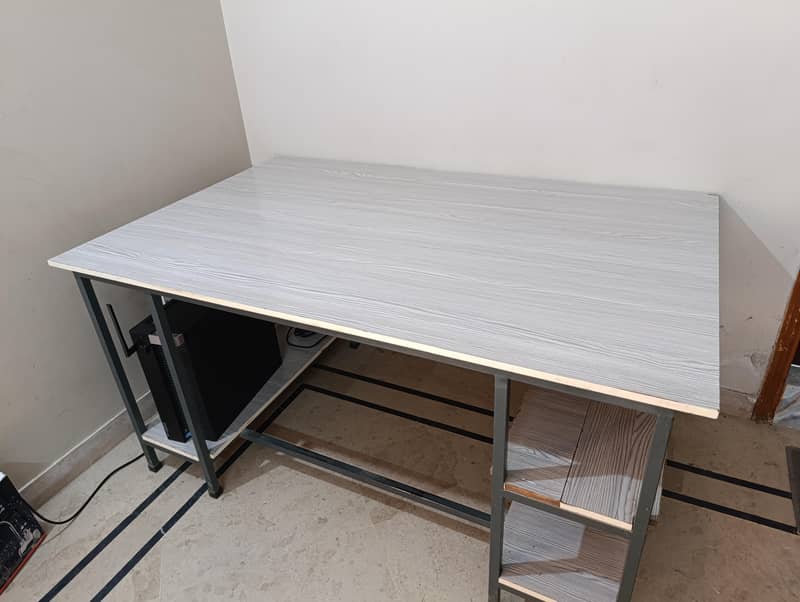 Computer/Office table 5ft by 3ft condition 9/10 4