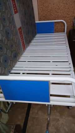PATIENT BED INCLUDING MATTRESS