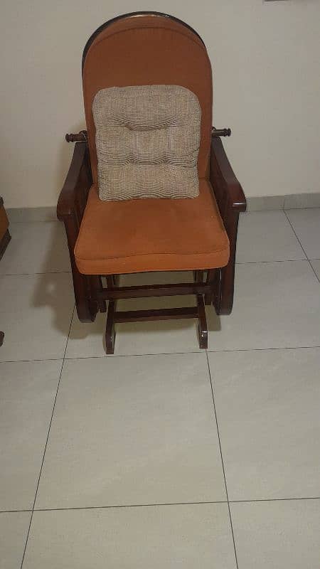 Rocking chair in immaculate condition 2