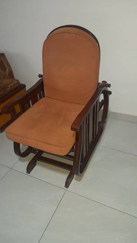 Rocking chair in immaculate condition 3