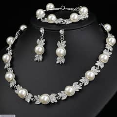 "Light Luxury Niche European Vintage Fashion pearl Necklace"