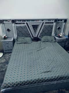 King size bed for sale with all assocaries only serious buyer contact.
