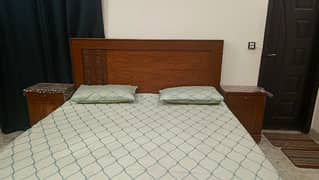 King size bedset with side table