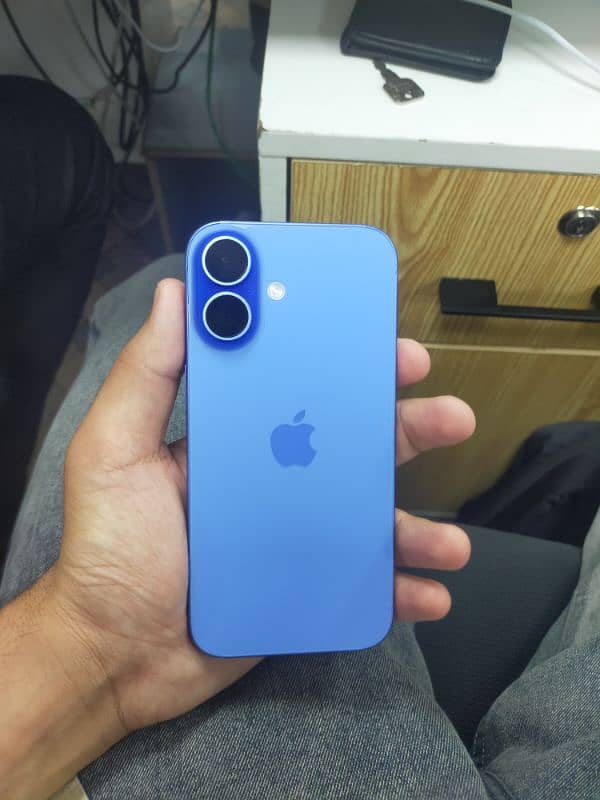 Iphone 16 in 10/10 condition with box and cable 0