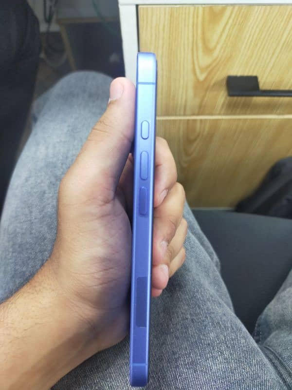 Iphone 16 in 10/10 condition with box and cable 1