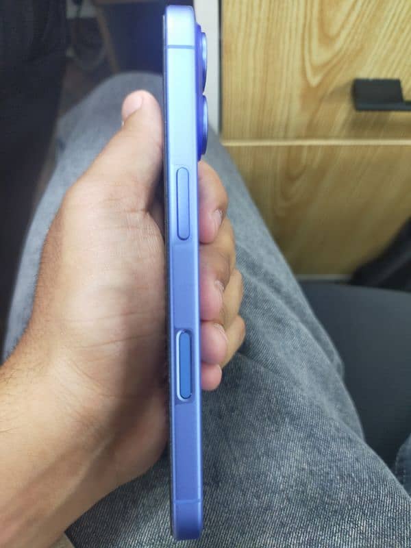 Iphone 16 in 10/10 condition with box and cable 2