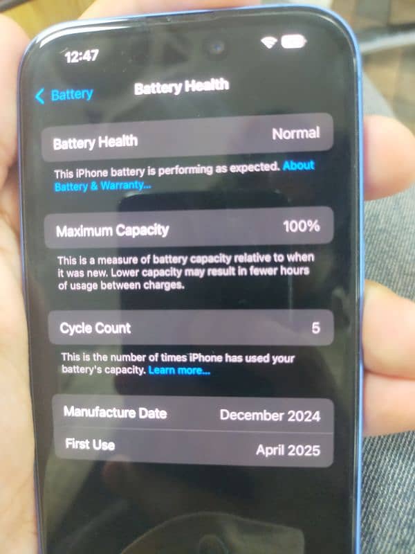 Iphone 16 in 10/10 condition with box and cable 5