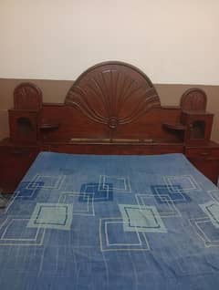 king bed with metrees