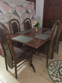 Dining table with 6 chairs in Good condition