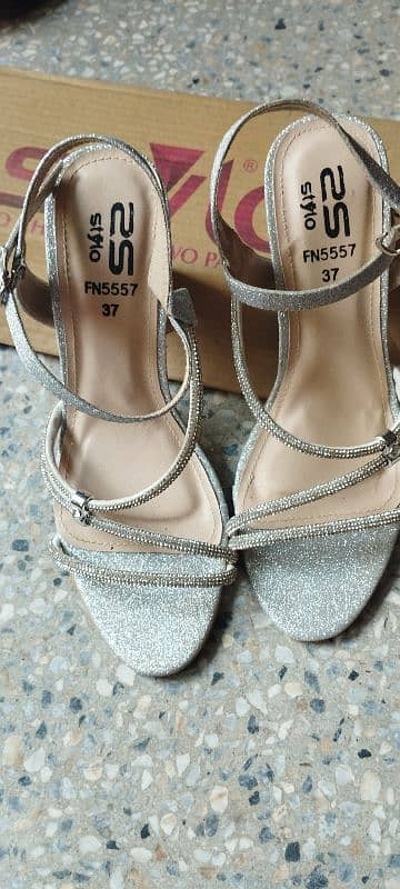silver heels 0