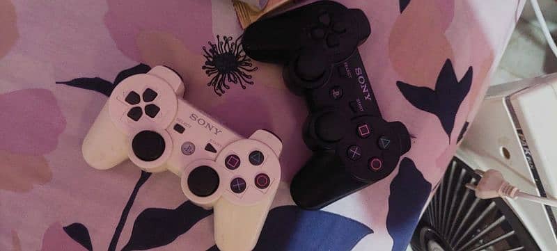 PS3 console jail break with 2 wireless controllers 1