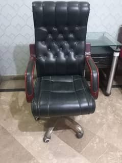 chair table condition bilkul theek hai