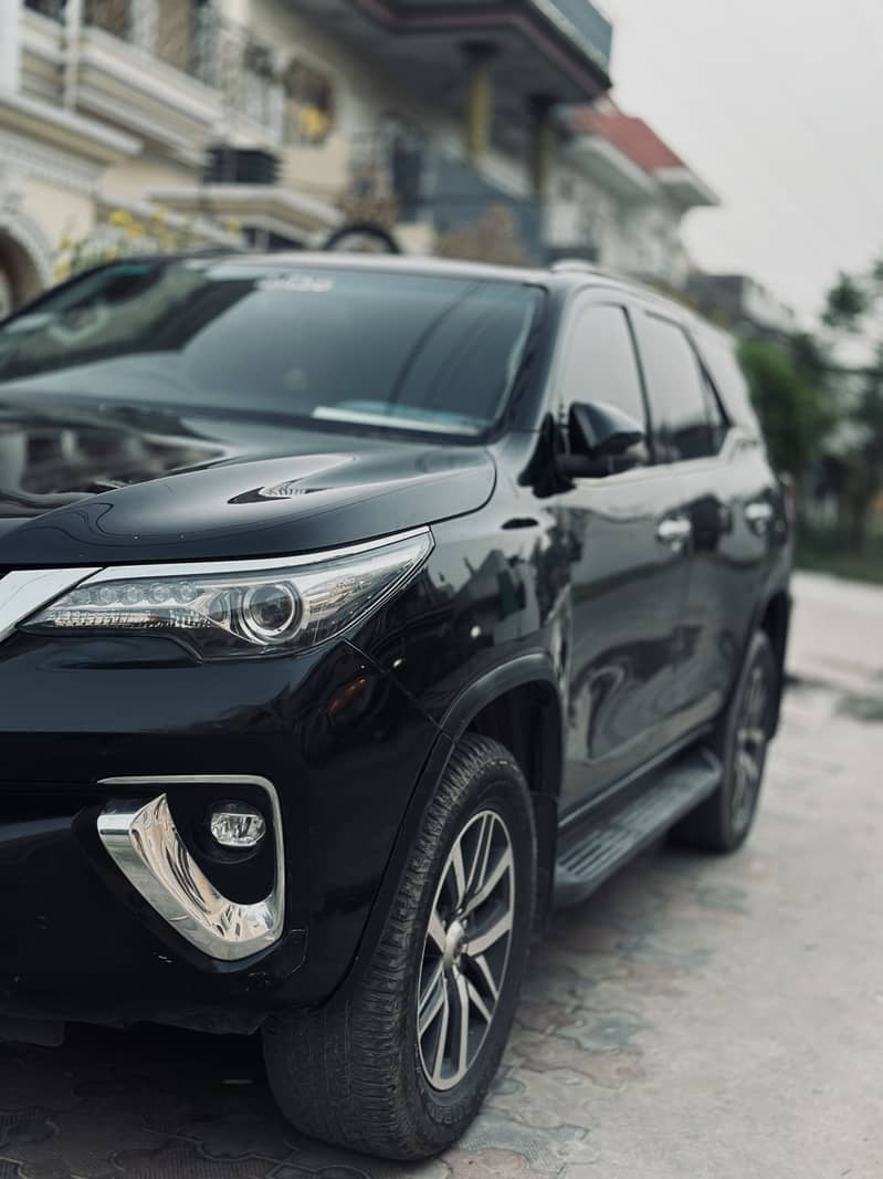 Fortuner 2.7 (full option) “push start,keyless-entry,cruise control” 3
