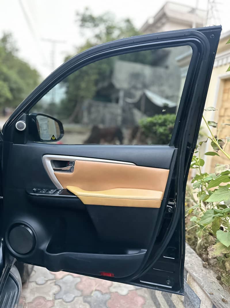 Fortuner 2.7 (full option) “push start,keyless-entry,cruise control” 9