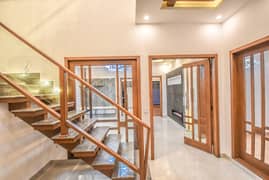 10 Marla 100% Orignal Pick Luxury House For Rent Near Park Hot Location