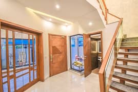 10 Marla 100% Orignal Pick Luxury House For Rent Near Park Hot Location