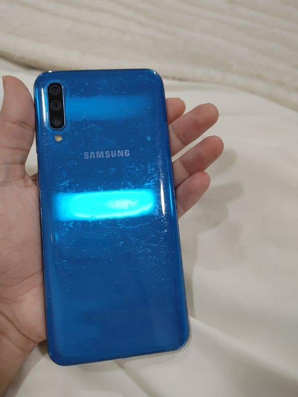 Samsung Galaxy A50 4/128 with box and 10/10 condition no scratch 1