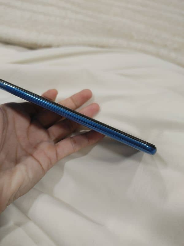Samsung Galaxy A50 4/128 with box and 10/10 condition no scratch 2
