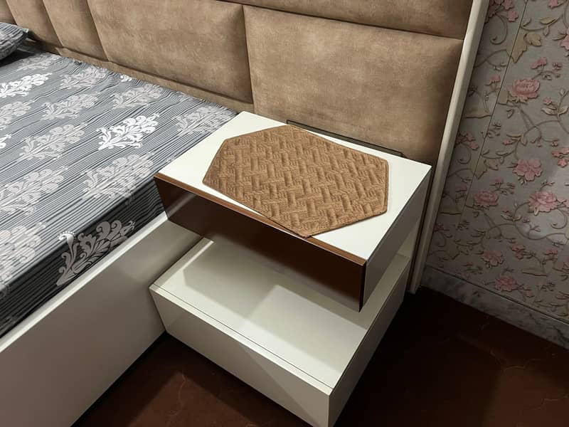 Bedset with side table, dressing table and Matteress 2