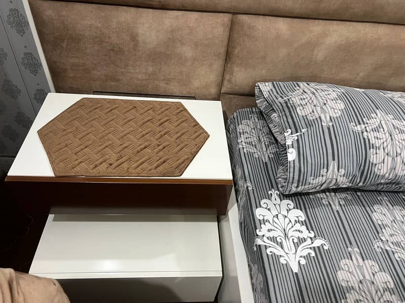 Bedset with side table, dressing table and Matteress 4