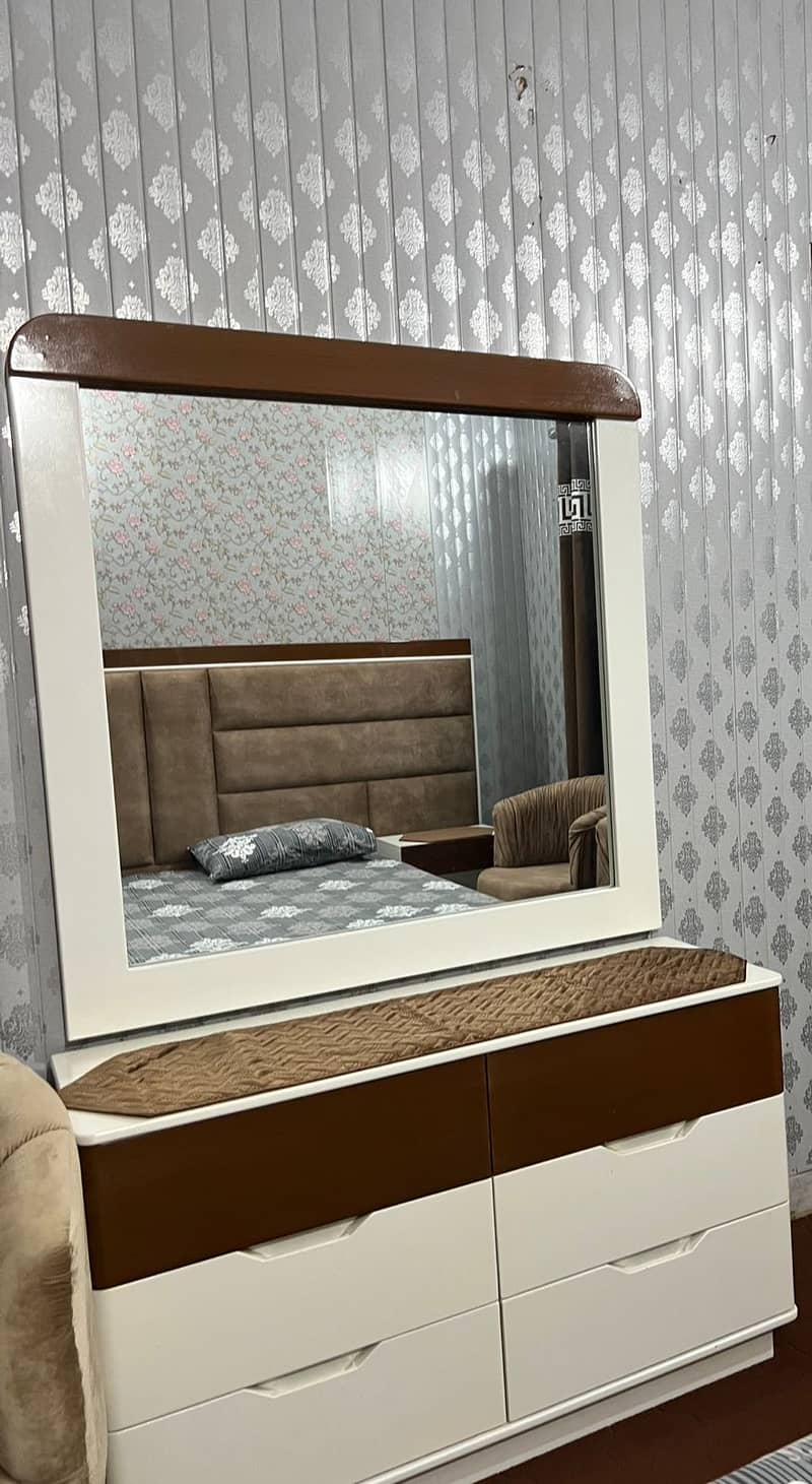 Bedset with side table, dressing table and Matteress 6