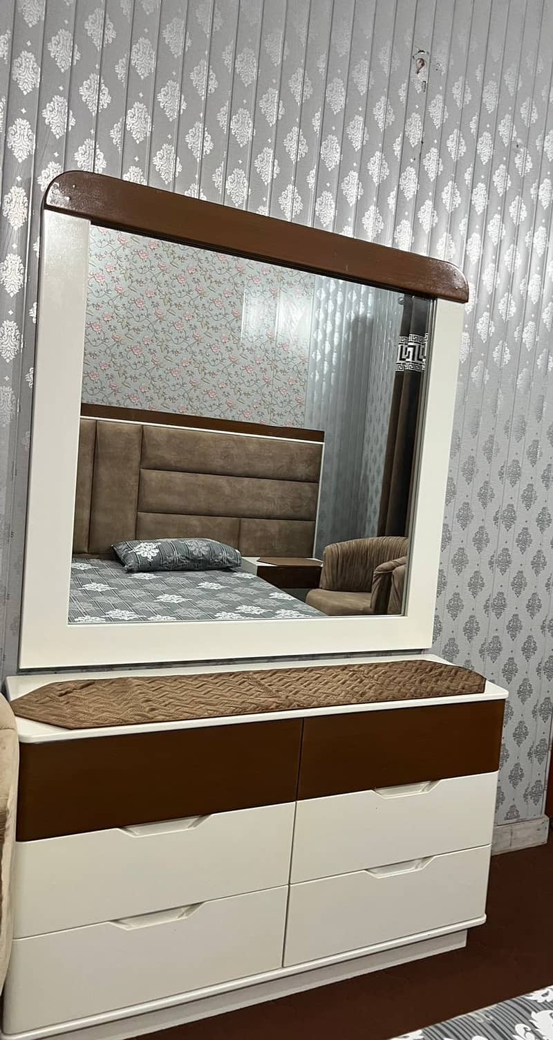 Bedset with side table, dressing table and Matteress 7
