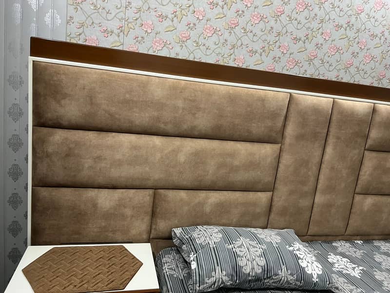 Bedset with side table, dressing table and Matteress 8