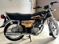 honda 125 GOLD EDITION 2025 model  tanki pe chota sa dent tha niklwa h