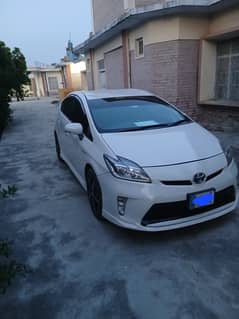Toyota Prius 2012 pearl white colour