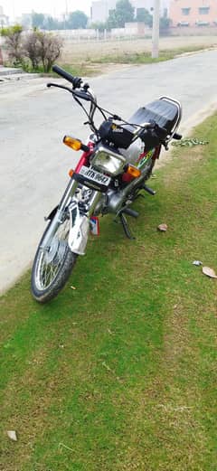 Agr kisi bhi ko bike ride service chahiy to rabta kry.