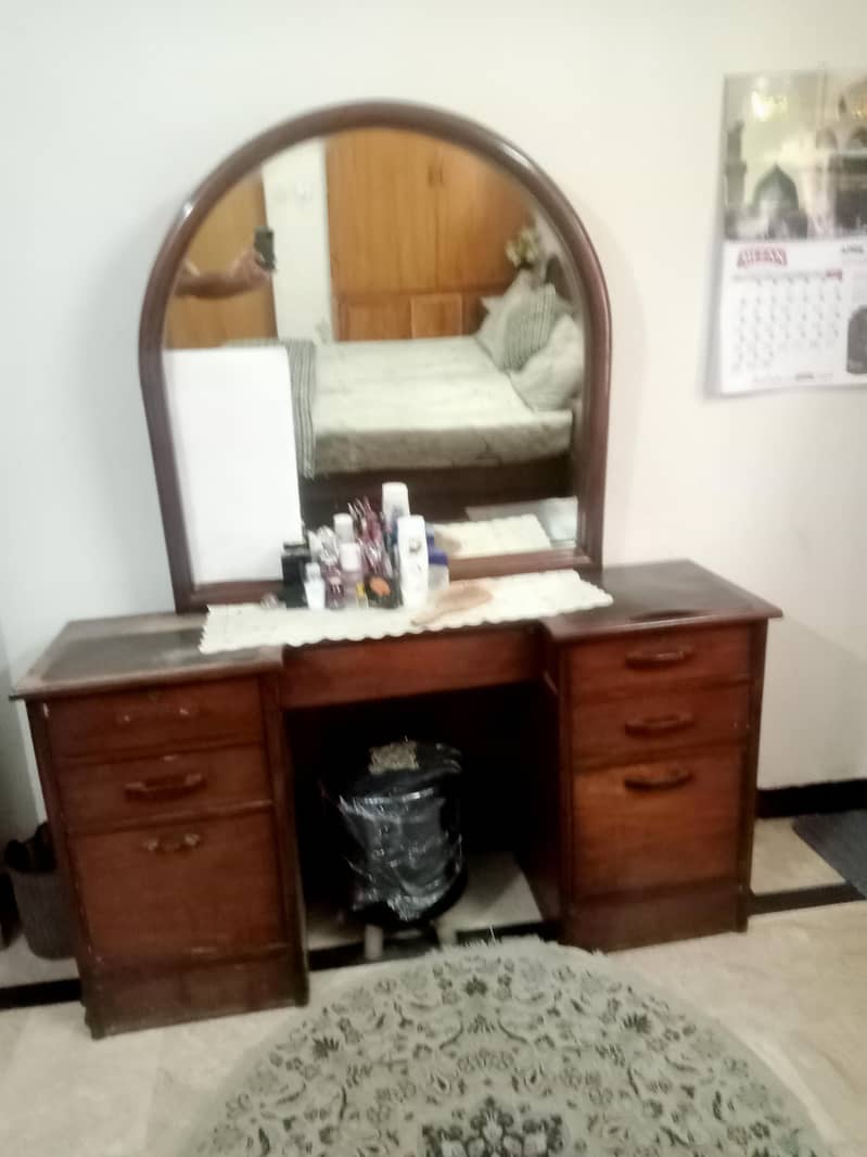 Bed with dressing tables and 2 side table 4