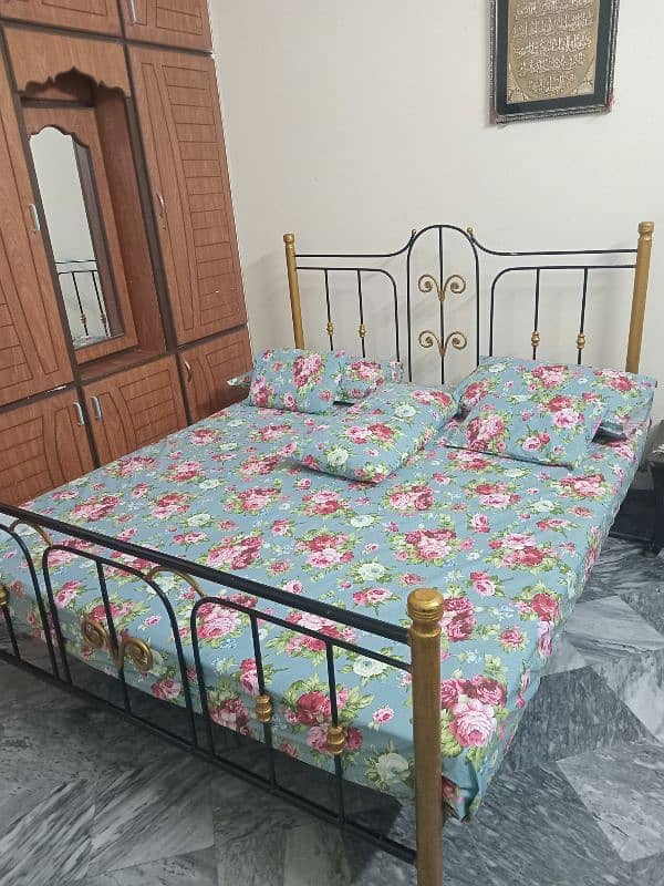 good condition solid iron bed 0