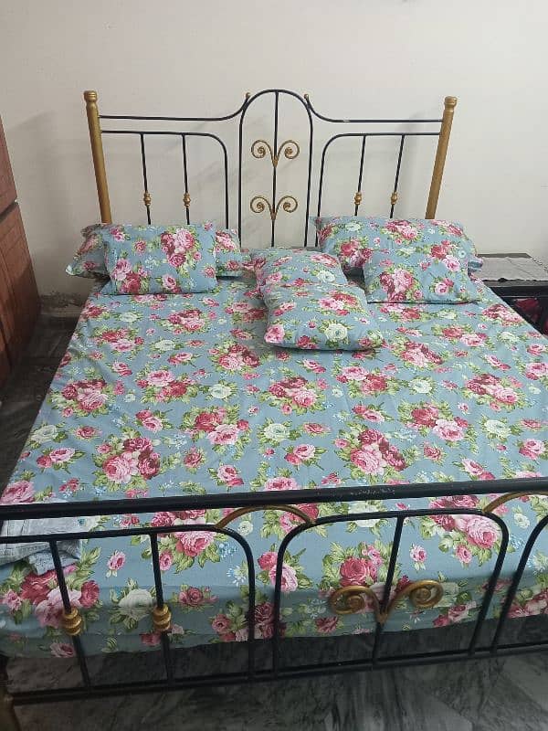 good condition solid iron bed 1