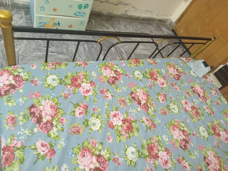 good condition solid iron bed 2