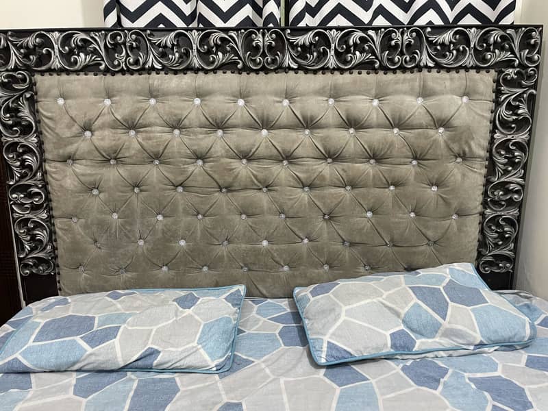 Bed set with side tables 0