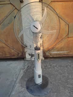Rechargeable pedestal fan full size. Geepas elect.