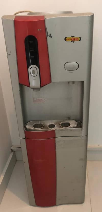 واٹر ڈسپنسر ہے اچھی کنڈیشن میں اور اسلام اباد جی نائن میں ہے