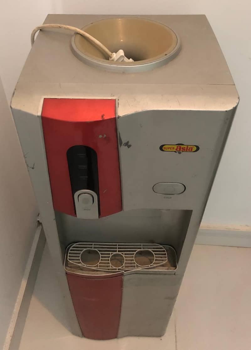 واٹر ڈسپنسر ہے اچھی کنڈیشن میں اور اسلام اباد جی نائن میں ہے 1