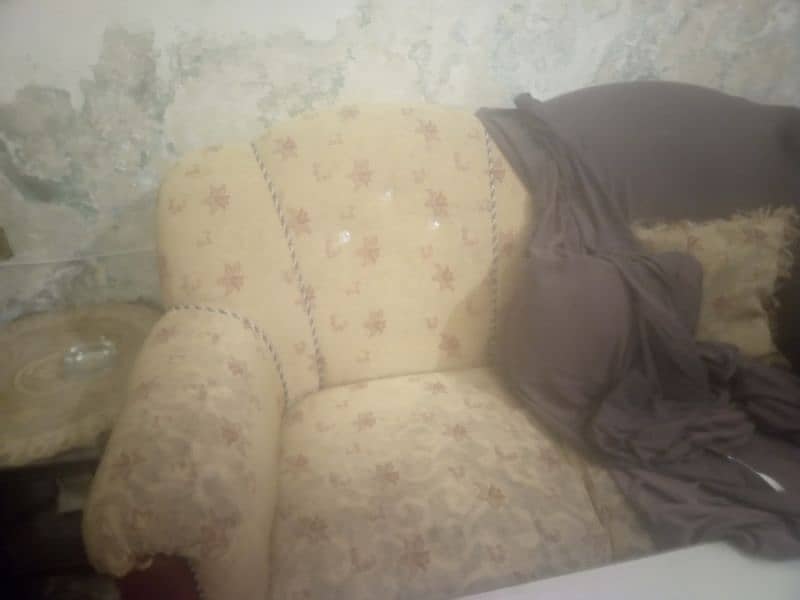 Sofa set 3 piece in good and neat condition 2