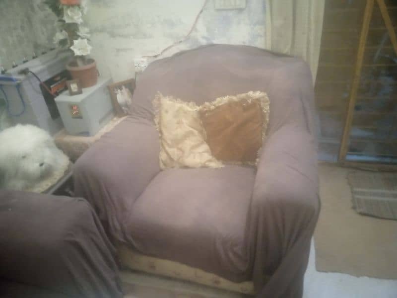 Sofa set 3 piece in good and neat condition 3