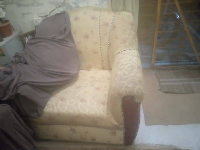 Sofa set 3 piece in good and neat condition 4
