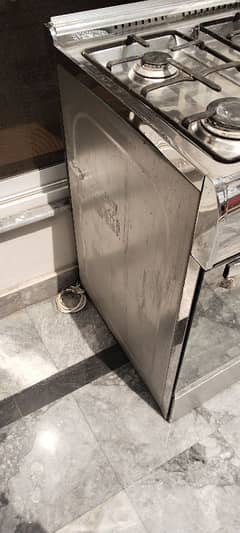 sudia ka h gas or bijli se chlta h bilkul sai halt me h niche oven h