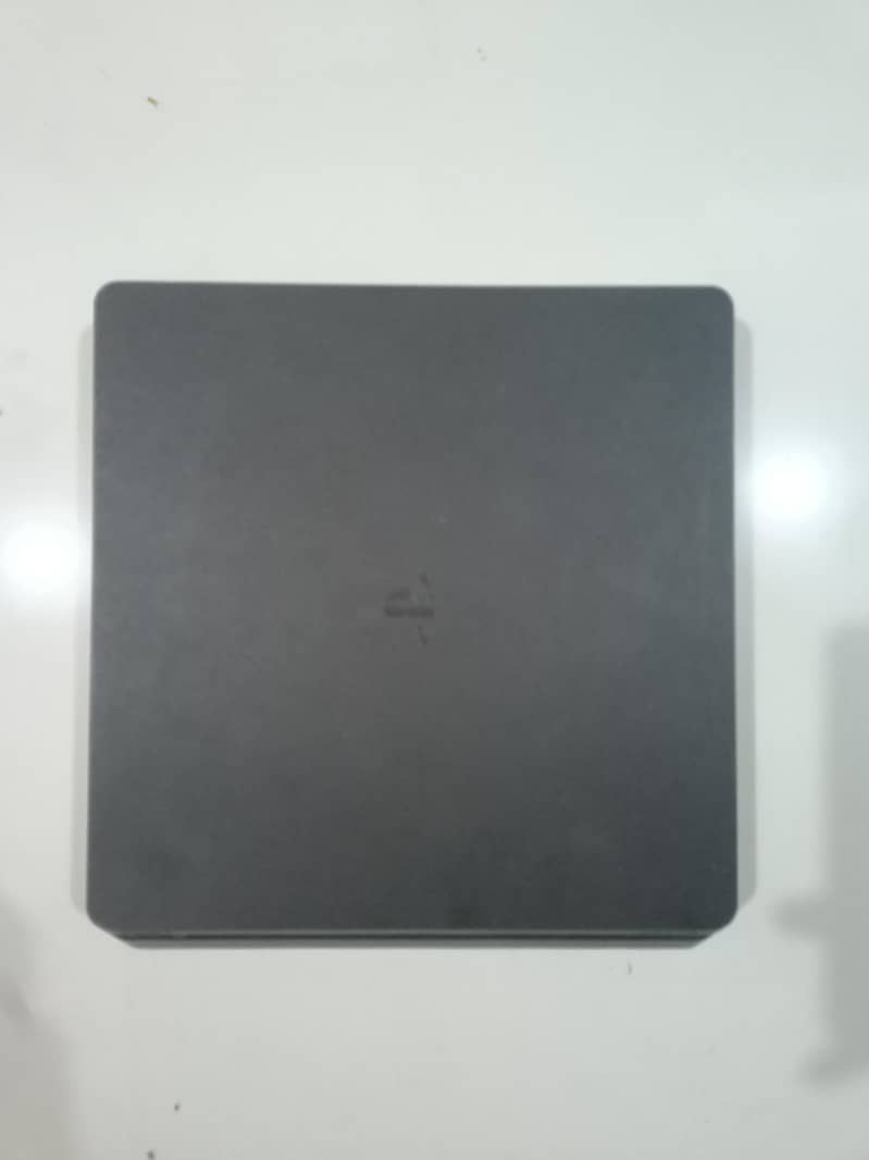 PS4 console with 1 controller 1 game 0