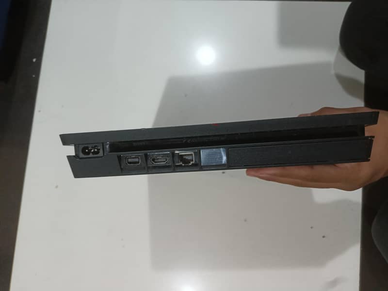 PS4 console with 1 controller 1 game 1