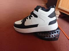 new (never used ) white&black sneaker for mens