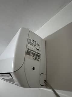 1 Ton Inverter AC – Like New.