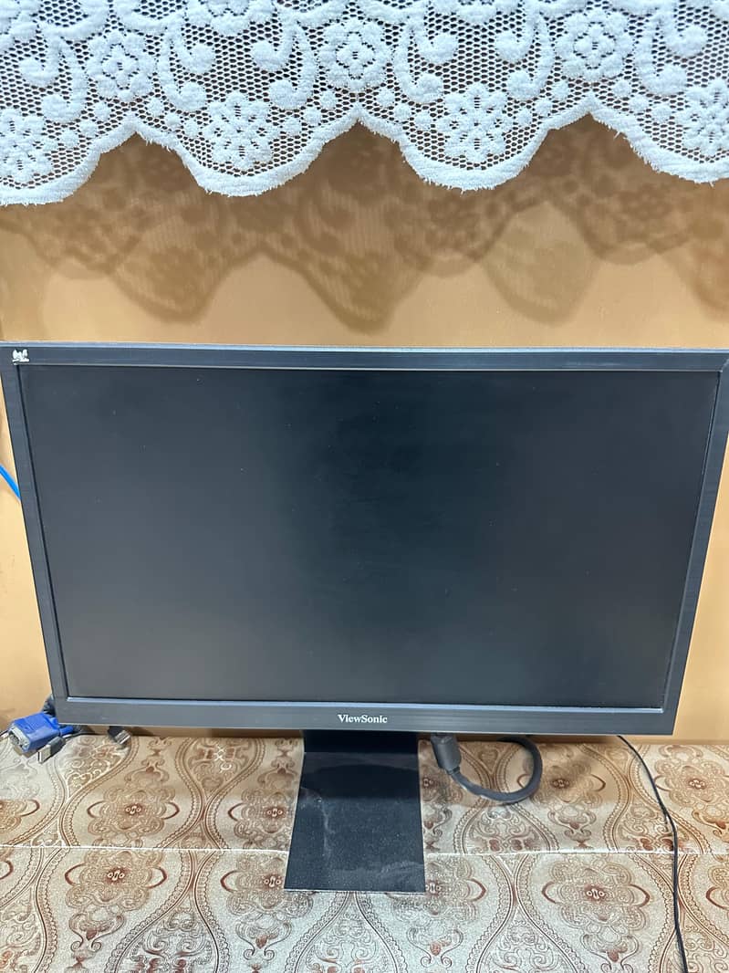 Computer Core i5 4th gen with LCD and Computer Table 4
